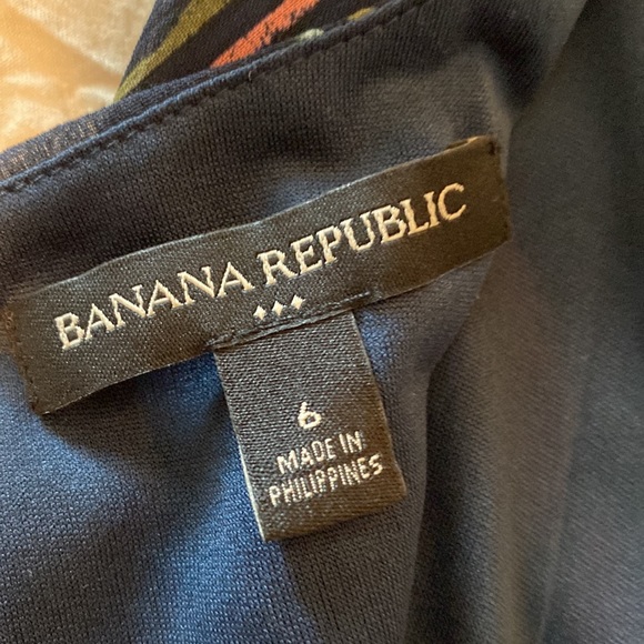 Beautiful v_ neckline sleeveless dress - Picture 5 of 6